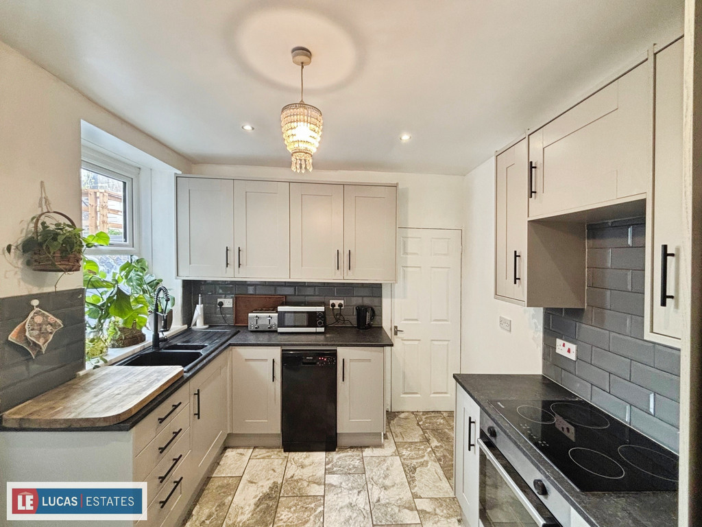 2 bed terraced house for sale in Brynavon Terrace, Hengoed  - Property Image 3