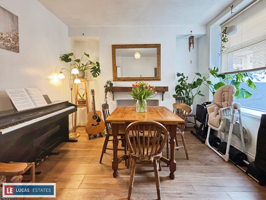 2 bed terraced house for sale in Brynavon Terrace, Hengoed  - Property Image 4