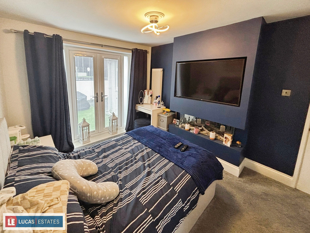 3 bed semi-detached bungalow for sale in Gelliron, Penpedairheol, Hengoed  - Property Image 14