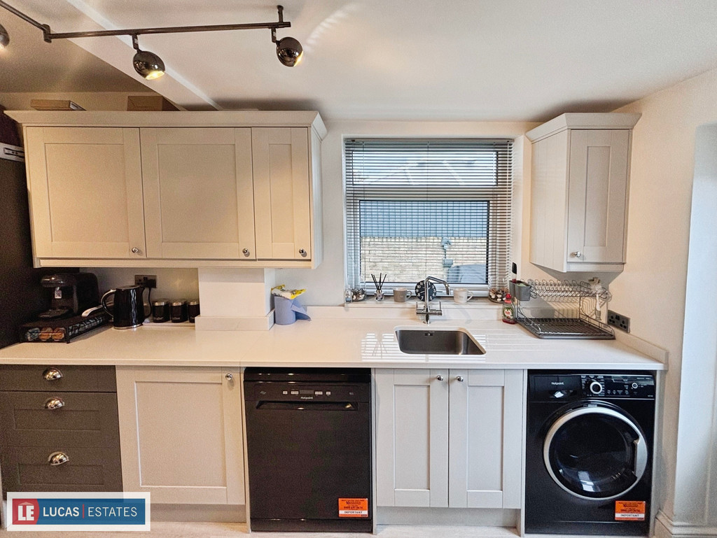 3 bed semi-detached bungalow for sale in Gelliron, Penpedairheol, Hengoed  - Property Image 13
