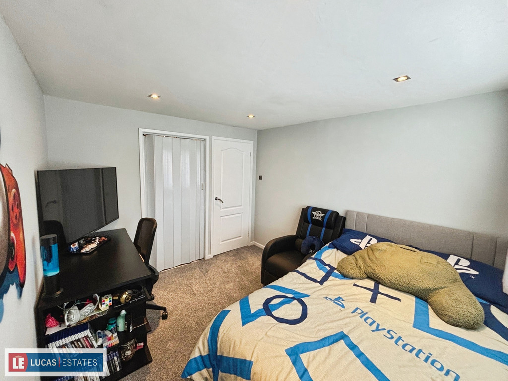 3 bed semi-detached bungalow for sale in Gelliron, Penpedairheol, Hengoed  - Property Image 20