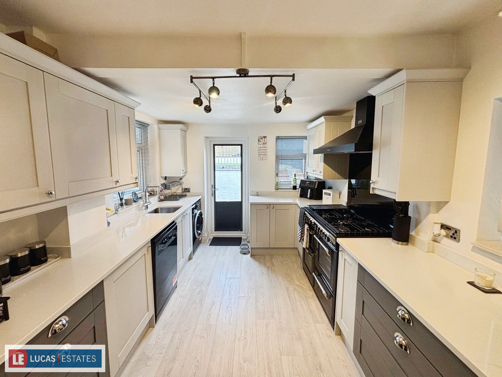3 bed semi-detached bungalow for sale in Gelliron, Penpedairheol, Hengoed  - Property Image 3