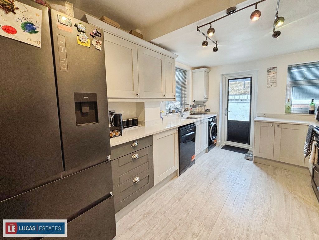 3 bed semi-detached bungalow for sale in Gelliron, Penpedairheol, Hengoed  - Property Image 11