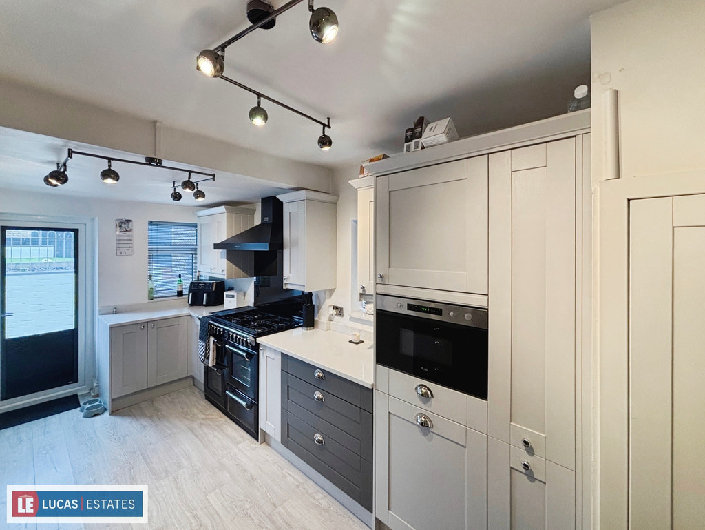 3 bed semi-detached bungalow for sale in Gelliron, Penpedairheol, Hengoed  - Property Image 10