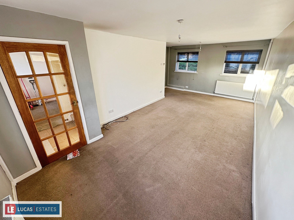 4 bed semi-detached house for sale in Tylagwyn, Penpedairheol - Property Image 5