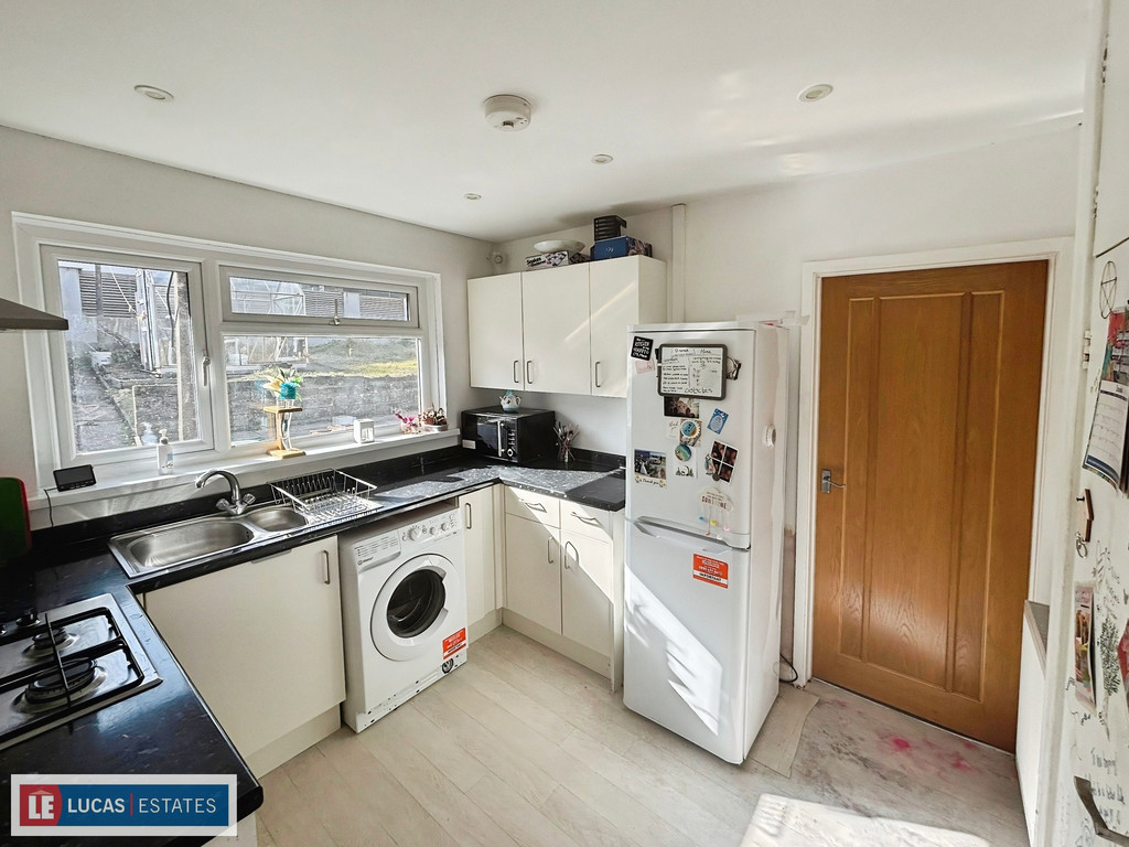 2 bed detached bungalow for sale in Troedyrhiw, Ystrad Mynach, Hengoed  - Property Image 10