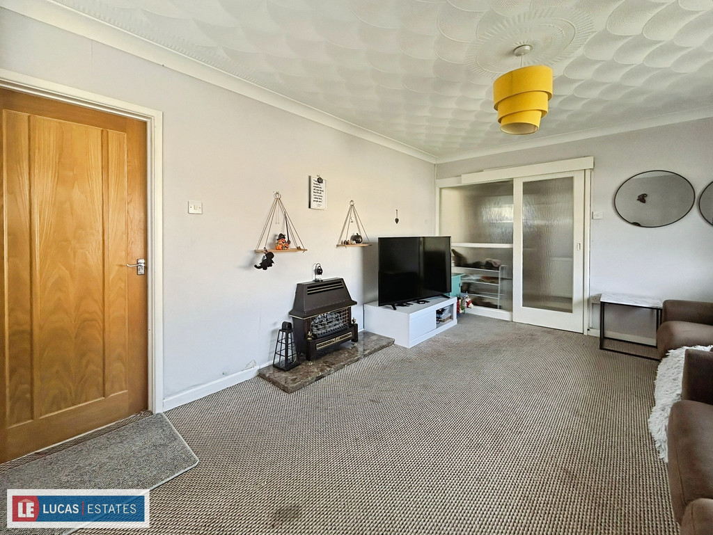 2 bed detached bungalow for sale in Troedyrhiw, Ystrad Mynach, Hengoed  - Property Image 6