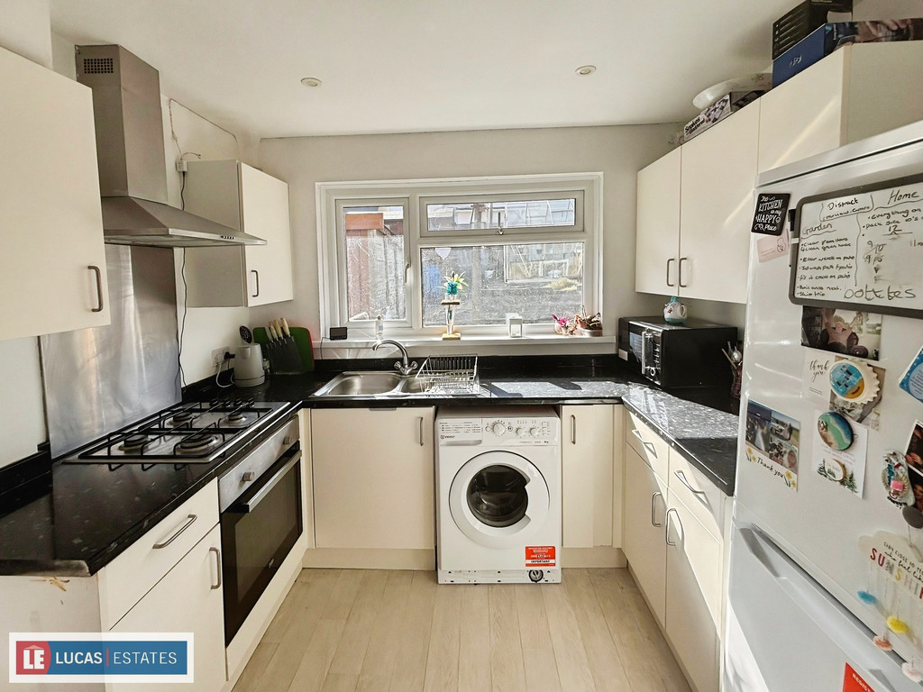2 bed detached bungalow for sale in Troedyrhiw, Ystrad Mynach, Hengoed  - Property Image 3