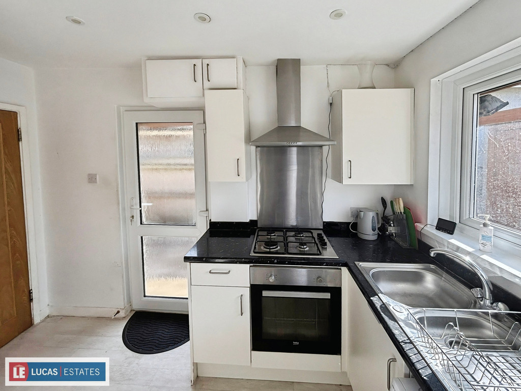 2 bed detached bungalow for sale in Troedyrhiw, Ystrad Mynach, Hengoed  - Property Image 11