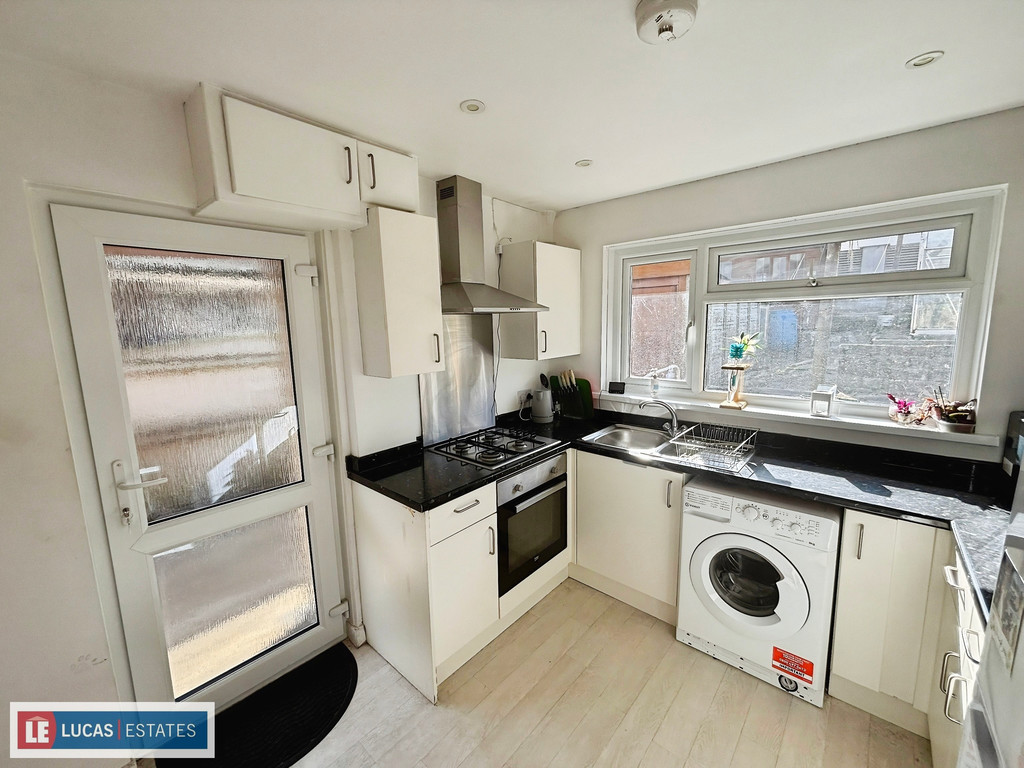 2 bed detached bungalow for sale in Troedyrhiw, Ystrad Mynach, Hengoed  - Property Image 9
