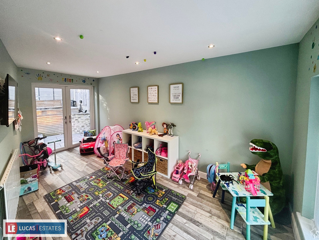 3 bed detached bungalow for sale in Heol Fargoed, Bargoed  - Property Image 17