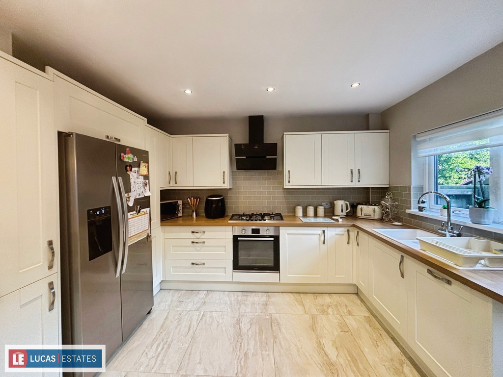3 bed detached bungalow for sale in Heol Fargoed, Bargoed  - Property Image 3