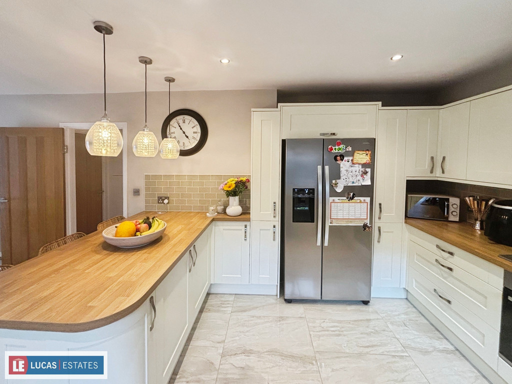 3 bed detached bungalow for sale in Heol Fargoed, Bargoed  - Property Image 14