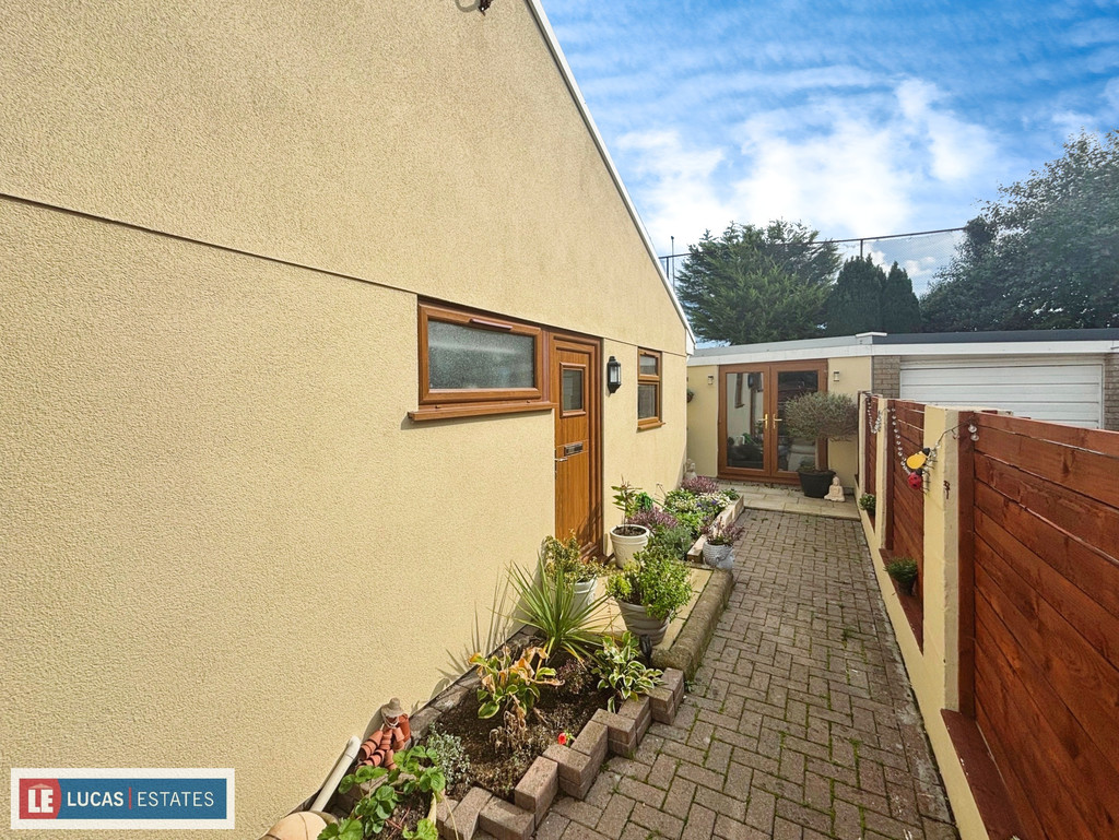 2 bed semi-detached bungalow for sale in Lon-y-celyn, Nelson, Treharris  - Property Image 19
