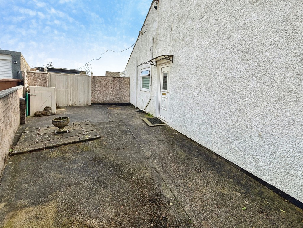 2 bed semi-detached bungalow for sale in Hadrians Close, Gelligaer, Hengoed  - Property Image 18