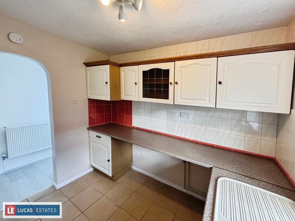2 bed semi-detached bungalow for sale in St. Annes Gardens, Maesycwmmer  - Property Image 9