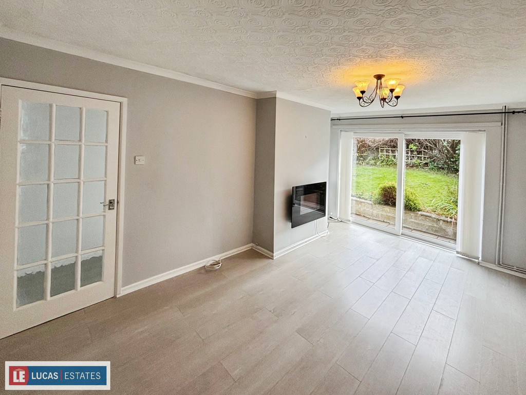 2 bed semi-detached bungalow for sale in St. Annes Gardens, Maesycwmmer  - Property Image 6