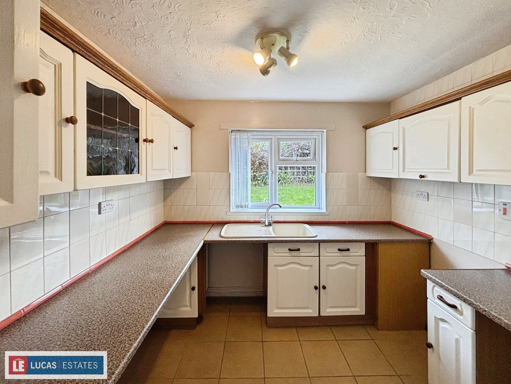 2 bed semi-detached bungalow for sale in St. Annes Gardens, Maesycwmmer  - Property Image 4