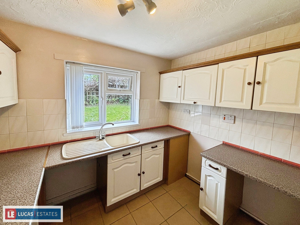 2 bed semi-detached bungalow for sale in St. Annes Gardens, Maesycwmmer  - Property Image 10