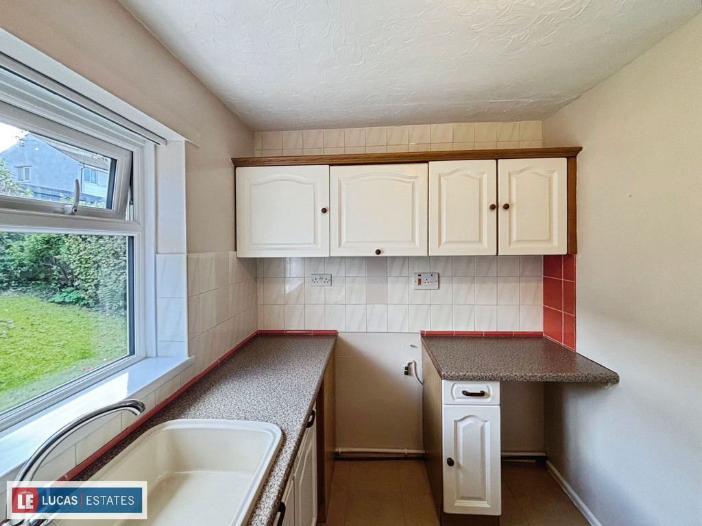 2 bed semi-detached bungalow for sale in St. Annes Gardens, Maesycwmmer  - Property Image 5