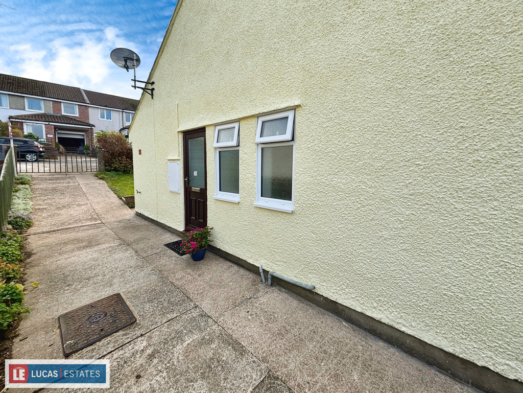 2 bed semi-detached bungalow for sale in St. Annes Gardens, Maesycwmmer  - Property Image 19