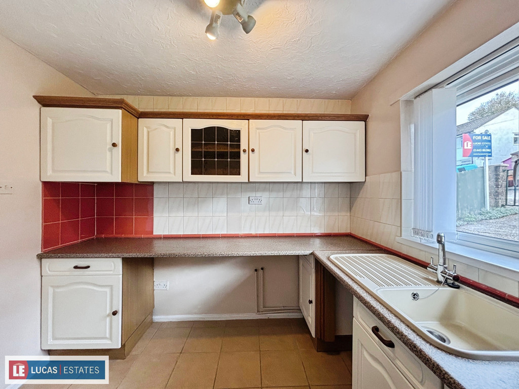 2 bed semi-detached bungalow for sale in St. Annes Gardens, Maesycwmmer  - Property Image 3