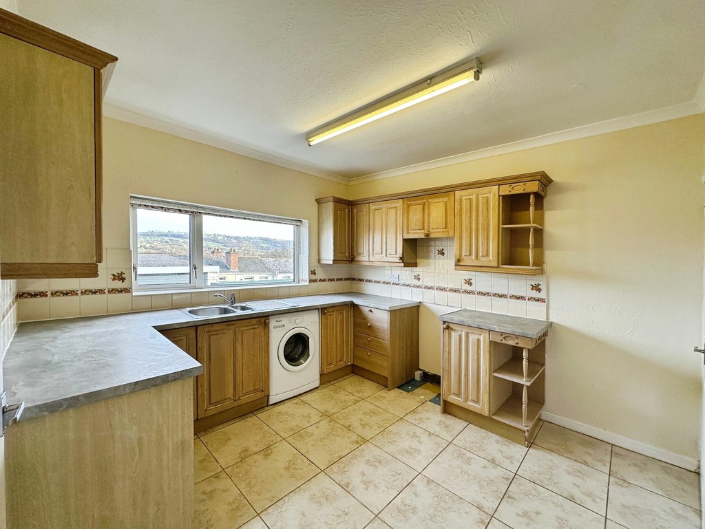 3 bed detached bungalow for sale in Tyn-y-coed, Ystrad Mynach - Property Image 7