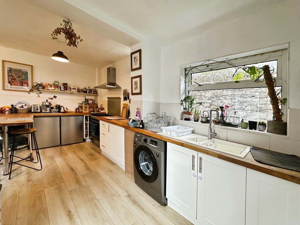 4 bed semi-detached house for sale in Main Road, Maesycwmmer, Hengoed - Property Image 7