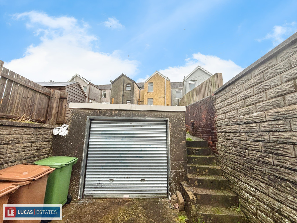 3 bed terraced house for sale in Chave Terrace, Maesycwmmer  - Property Image 24