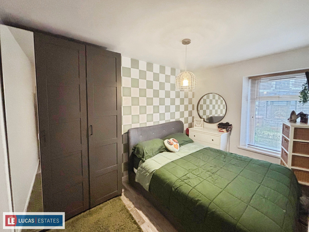 3 bed terraced house for sale in Chave Terrace, Maesycwmmer  - Property Image 15