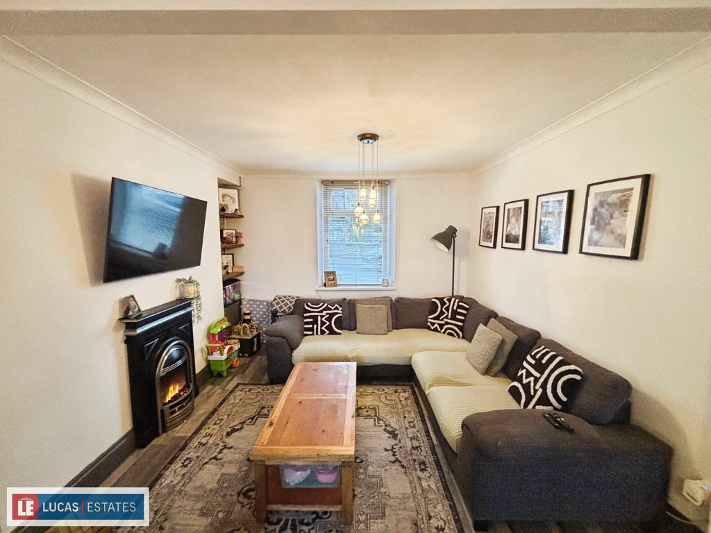 3 bed terraced house for sale in Chave Terrace, Maesycwmmer  - Property Image 5