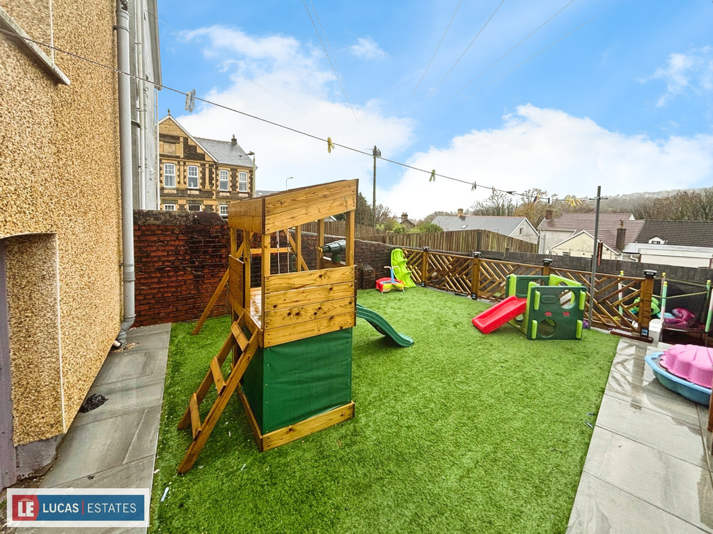 3 bed terraced house for sale in Chave Terrace, Maesycwmmer  - Property Image 20