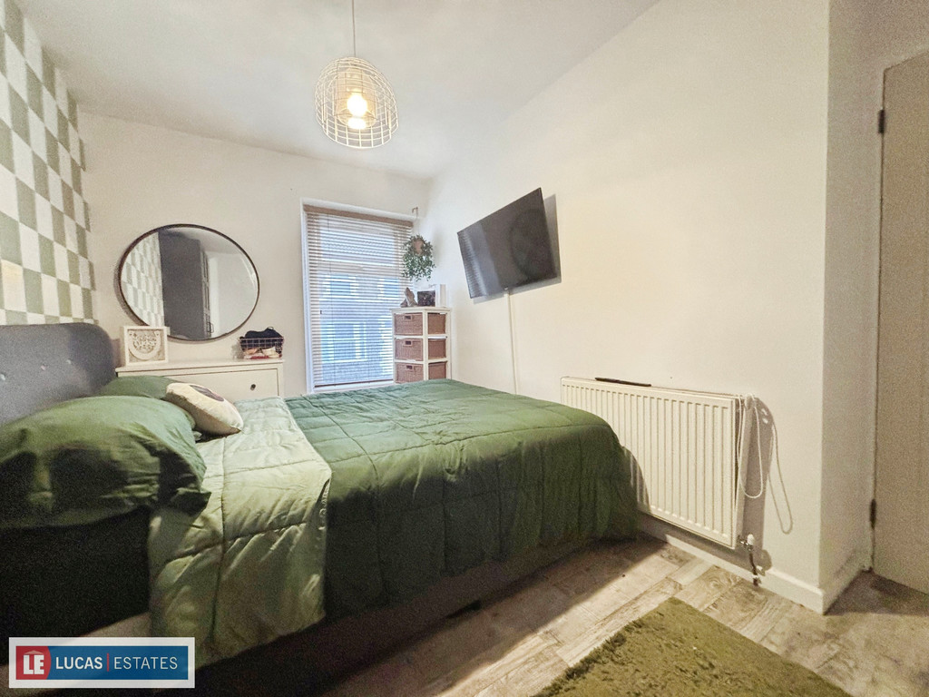 3 bed terraced house for sale in Chave Terrace, Maesycwmmer  - Property Image 16