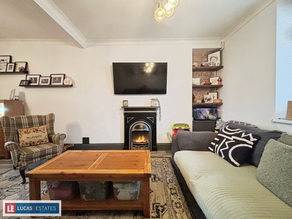 3 bed terraced house for sale in Chave Terrace, Maesycwmmer  - Property Image 8