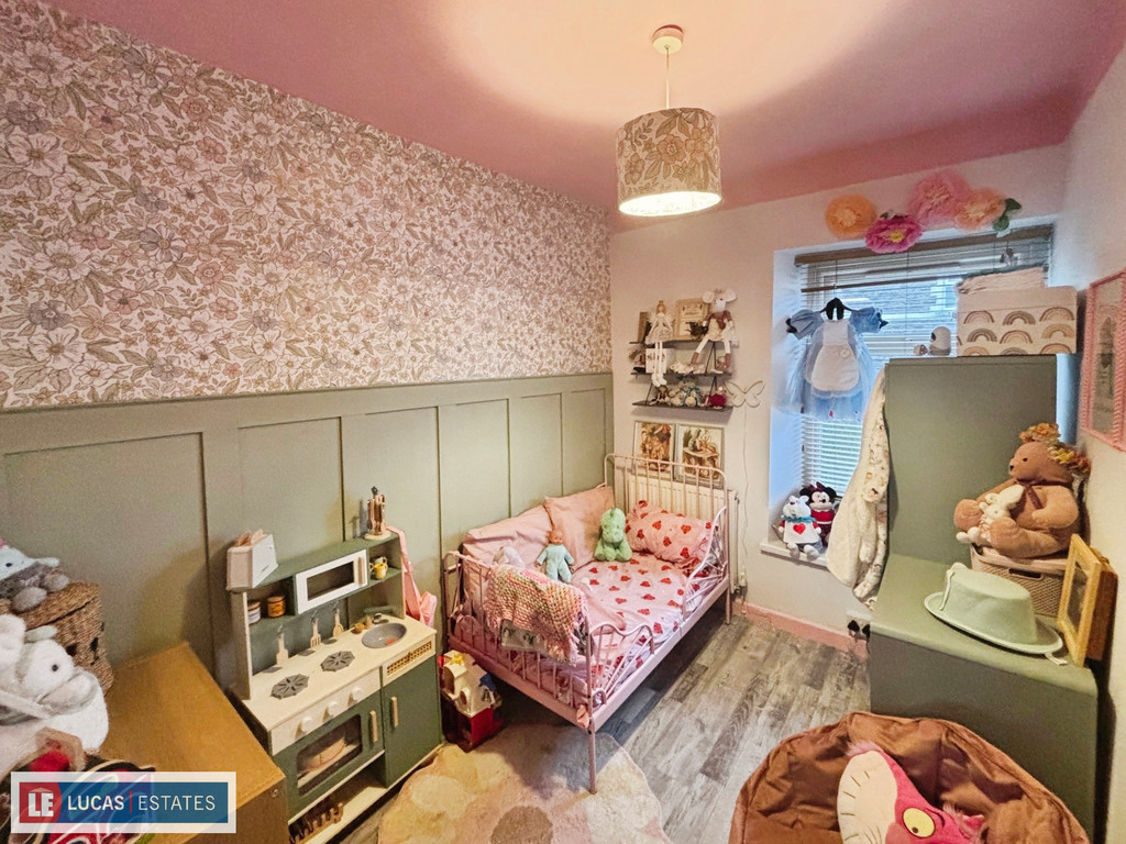 3 bed terraced house for sale in Chave Terrace, Maesycwmmer  - Property Image 19