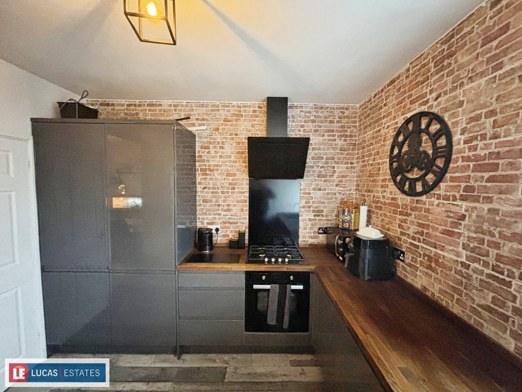 3 bed terraced house for sale in Chave Terrace, Maesycwmmer  - Property Image 9
