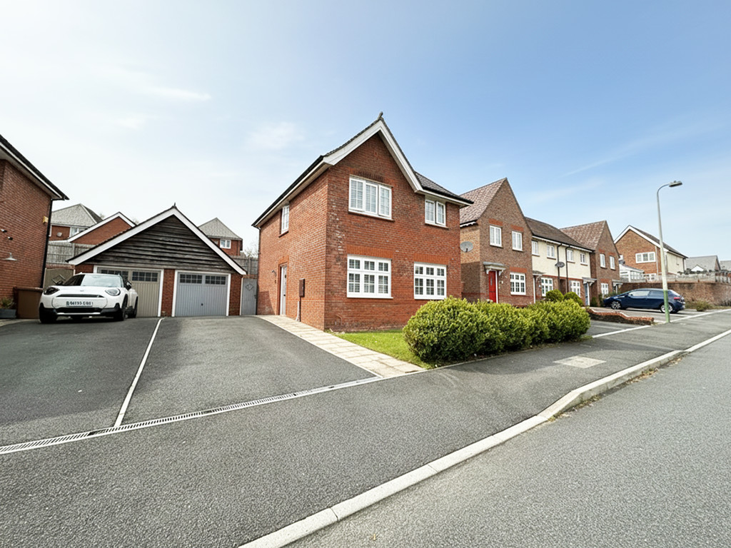 3 bed detached house for sale in Kingfisher Way, Penallta