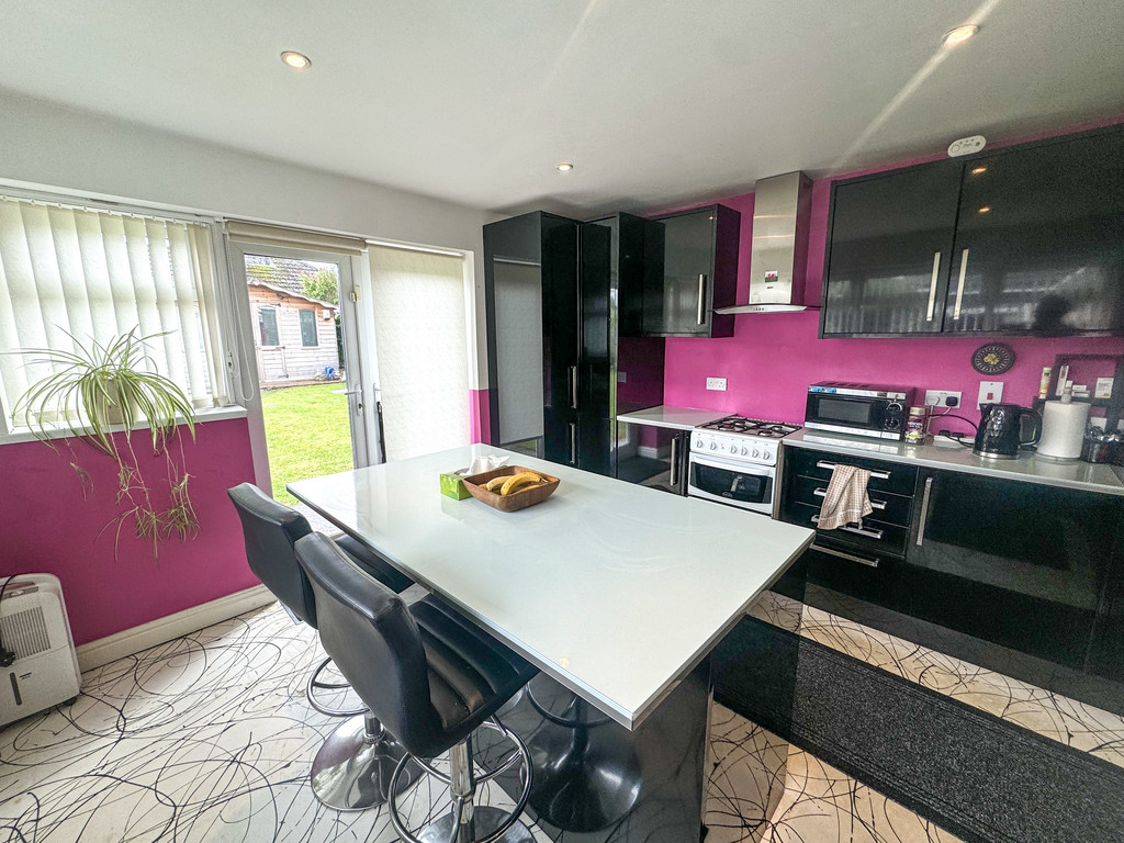 2 bed semi-detached bungalow for sale in Bryn Lane, Pontllanfraith  - Property Image 5