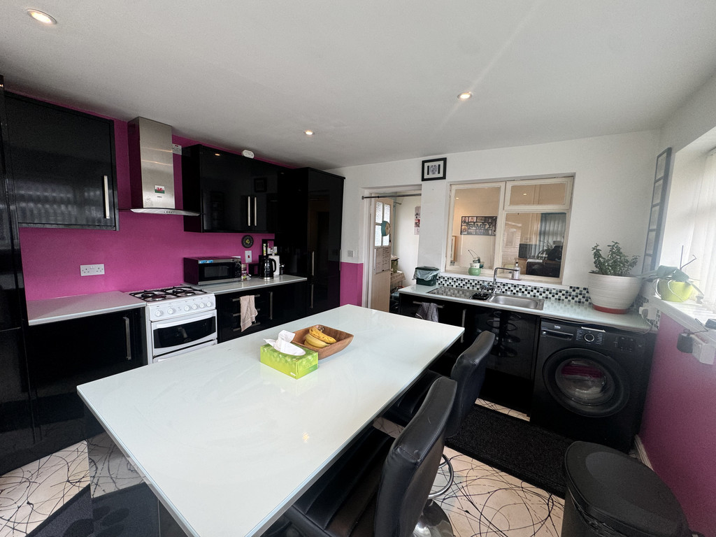 2 bed semi-detached bungalow for sale in Bryn Lane, Pontllanfraith  - Property Image 3
