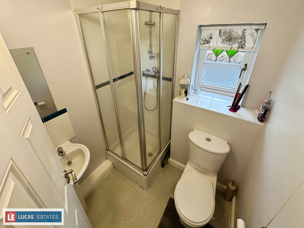 3 bed link detached house for sale in Cae Canol, Hengoed  - Property Image 11