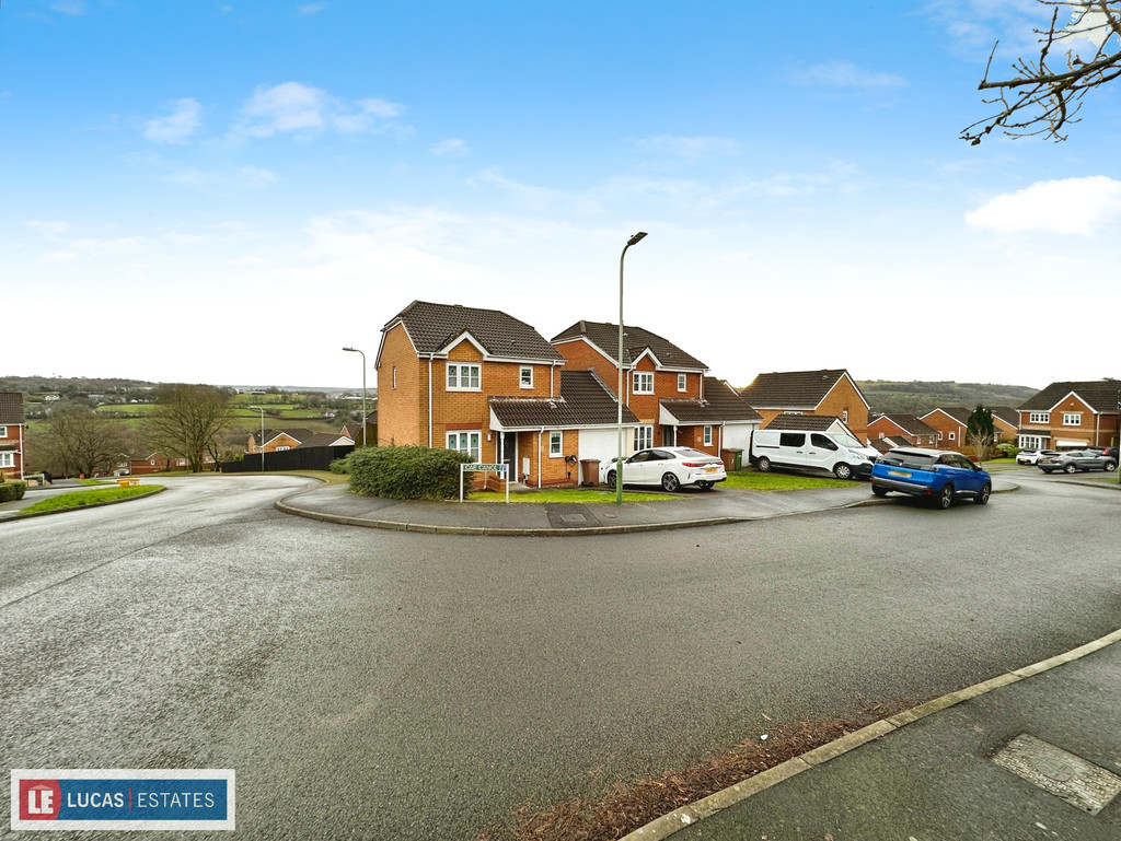 3 bed link detached house for sale in Cae Canol, Hengoed  - Property Image 1