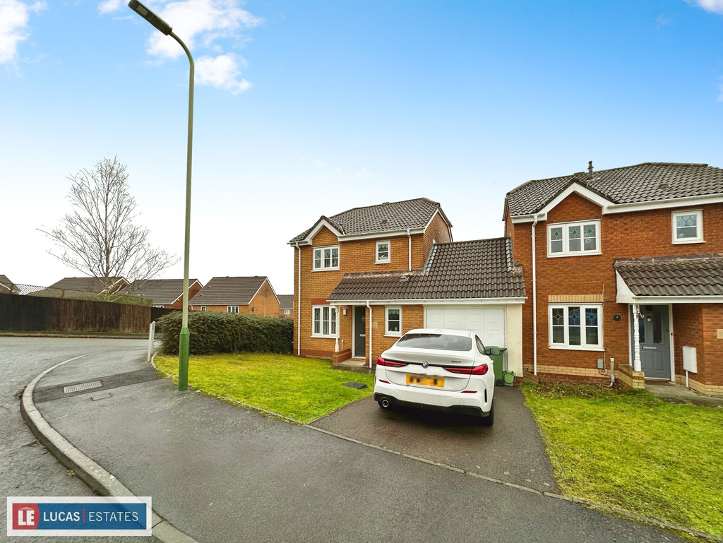 3 bed link detached house for sale in Cae Canol, Hengoed  - Property Image 18
