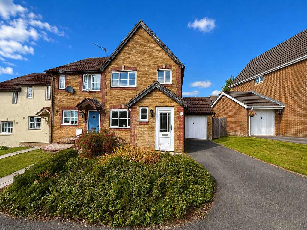 3 bed end of terrace house for sale in Sorrel Drive, Penpedairheol - Property Image 1