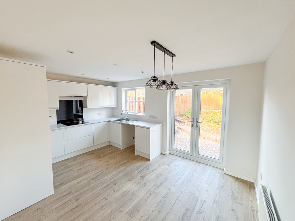 3 bed end of terrace house for sale in Sorrel Drive, Penpedairheol  - Property Image 6
