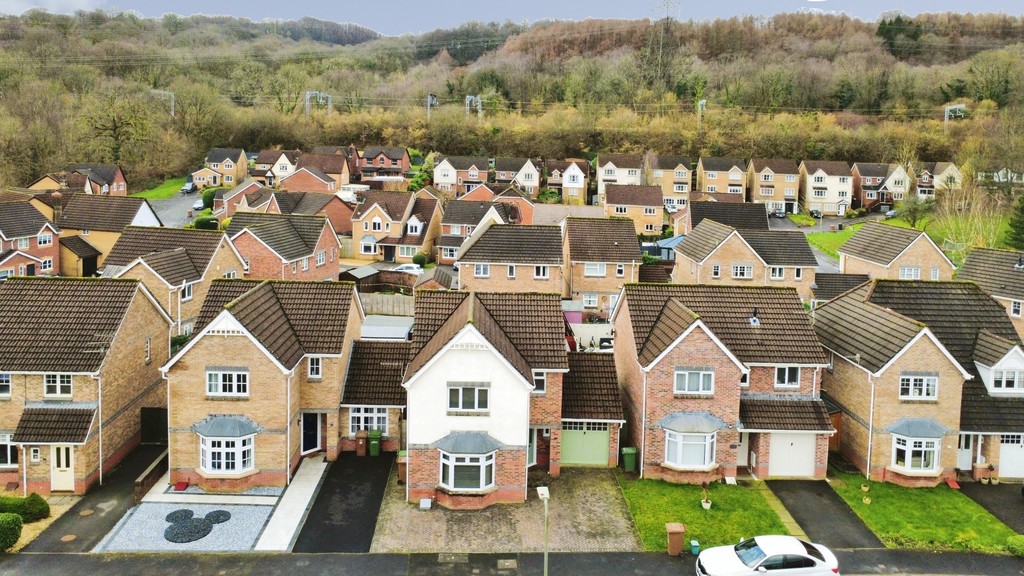 3 bed detached house for sale in Stryd Hywel Harris, Ystrad Mynach - Property Image 1