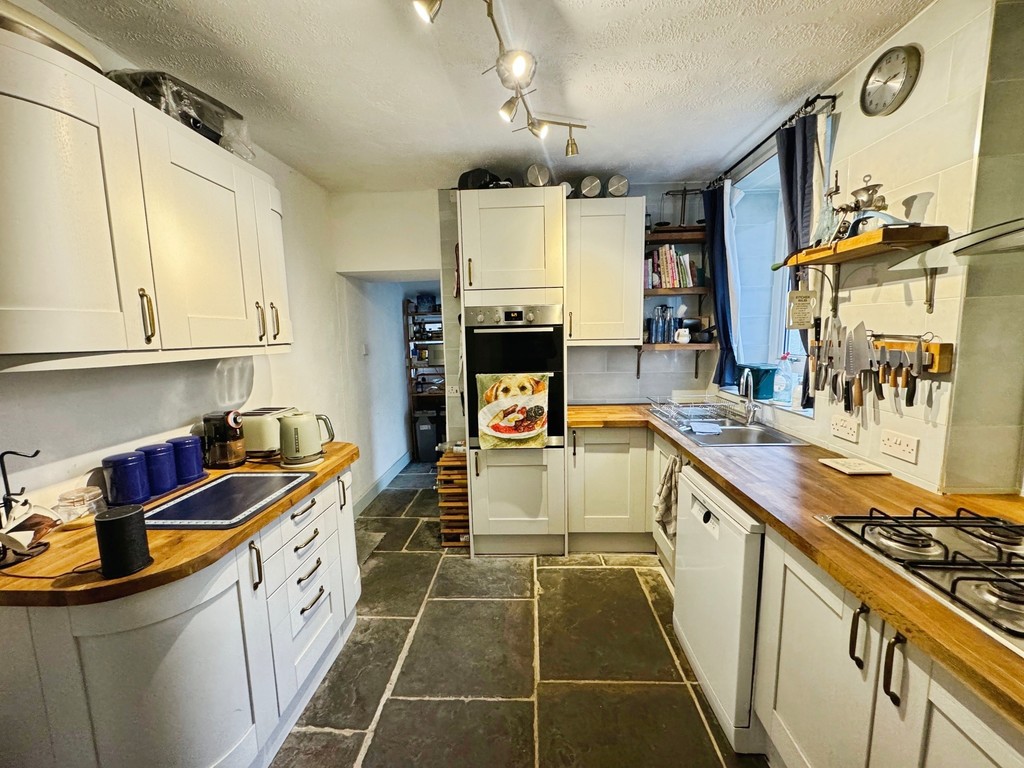 2 bed terraced house for sale in Brynavon Terrace, Hengoed  - Property Image 2