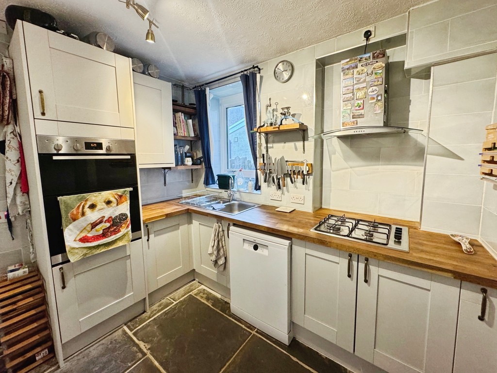 2 bed terraced house for sale in Brynavon Terrace, Hengoed  - Property Image 3