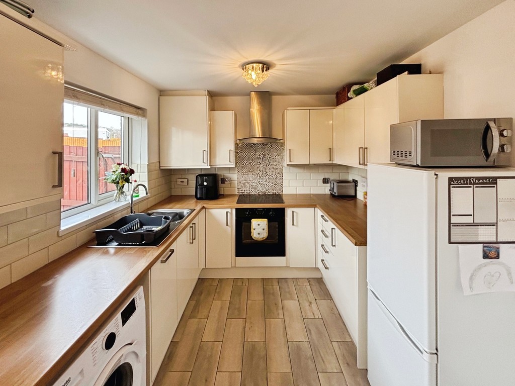 3 bed semi-detached house for sale in Farm Close, Tir-y-berth - Property Image 4