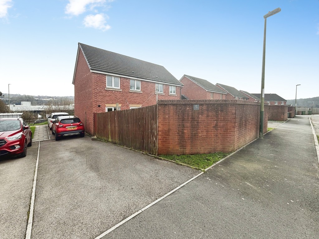 3 bed semi-detached house for sale in Farm Close, Tir-y-berth - Property Image 16