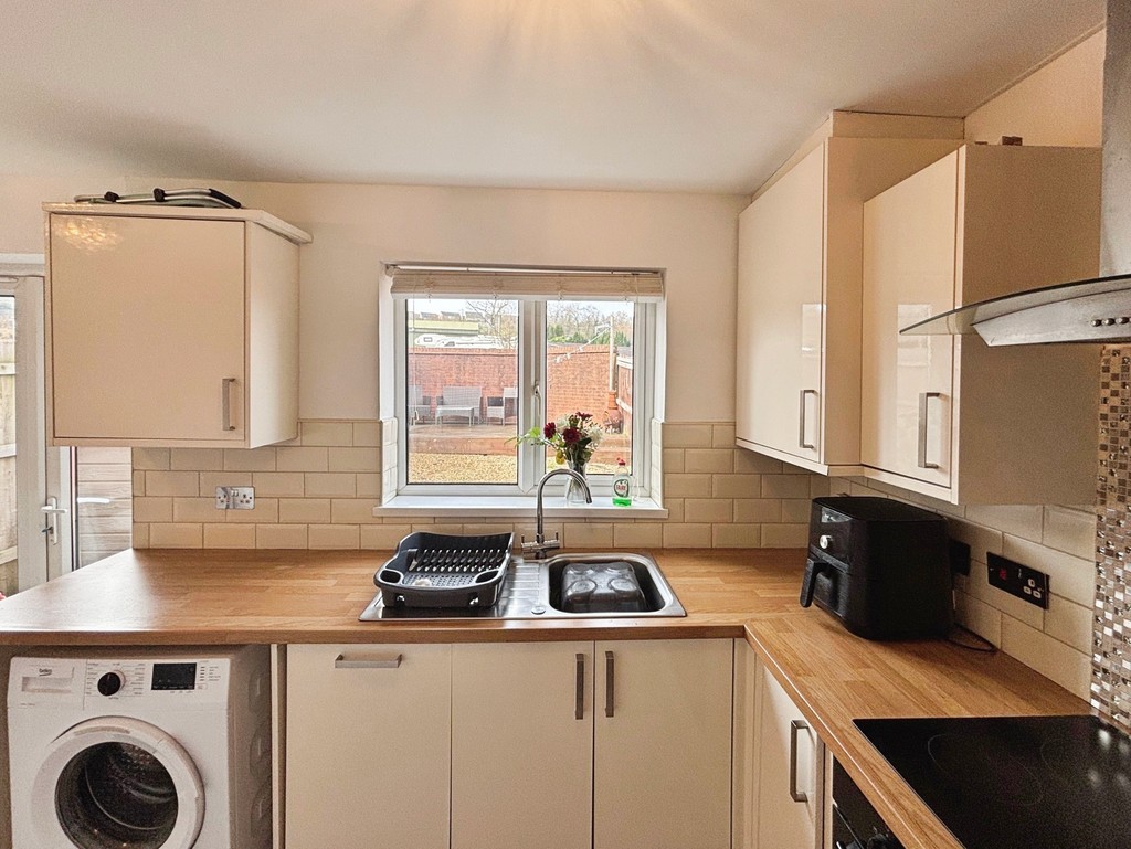3 bed semi-detached house for sale in Farm Close, Tir-y-berth - Property Image 10